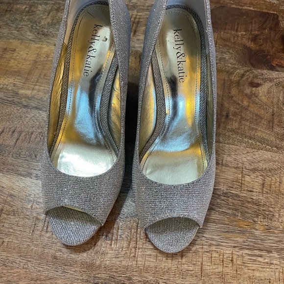 Kelly & Katie Gold Metallic Peep-toe Wedges 7 1/2 - Picture 2 of 4
